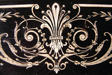 这是一架极具法国皇室特色的艺术钢琴，黑色外壳上镶嵌有纷繁的象牙雕刻，绘有埃及风格图案外壳上配有青铜的配饰，华丽的踏板与烛台都极具洛可可风格。