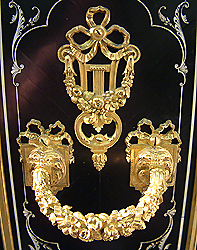 DebainetCie立式鋼琴，黑色外殼，象牙鑲嵌，黃銅配飾