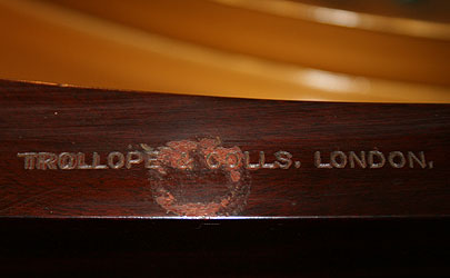 貝西斯坦型號 E 三角鋼琴，印有“Trollope & Cols”的標誌：