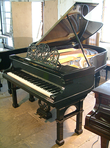 博兰斯勒三角钢琴，曾经属于爵士 Arthur Bliss，后来他先后担任BBC音乐指导和王室音乐指导。