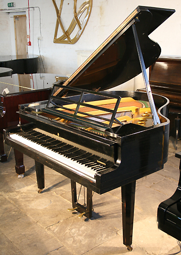 施坦威型號 S 三角鋼琴，由瑞典建築家 Ivar Tengbom設計
