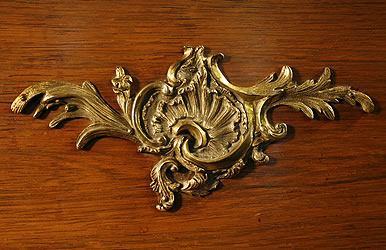 這是一架產於鑲嵌有黃銅雕飾，洛可哥風格的貝西斯坦三角鋼琴