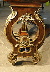 这是一架产于镶嵌有黄铜雕饰，洛可可风格的贝西斯坦三角钢琴