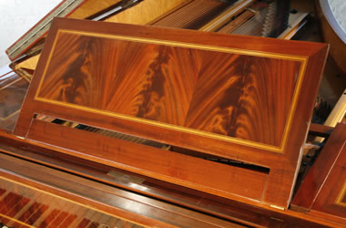 這架鋼琴製造於1921年，桃花心木的外殼上鑲嵌有緞木和鑽石黑檀木的花紋。六隻琴腿呈火炬型配有帶型的鑲嵌與黃銅配飾。踏板支撐成爪型。是 Marie Antoinette 鋼琴的複製品。