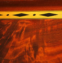 埃拉德三角钢琴，拥有带镶嵌的桃花心木外壳，法国女王 Marie Antoinette 钢琴的复制品。
