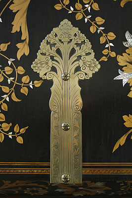一架1891年的布洛德伍德，镶嵌有珍珠母，玳瑁和多种珍稀木材