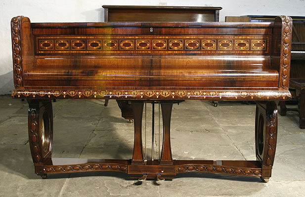 这是一款1910年的博兰斯勒三角钢琴，外壳选用了配有华丽镶嵌的蓝花楹木，