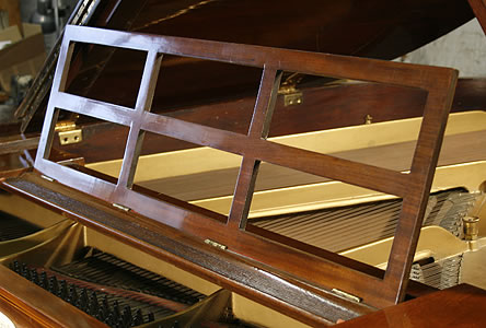 
这架 M 型号的殖民地风格施坦威制作与1926年，桃花心木外壳，法式抛光，木纹镶嵌。钢琴拥有5条琴腿，设计原型为 Heinrich Steinweg 在1836年为施坦威所制造的第一架钢琴。这架琴的键盘盖与众不同，采取了和方形琴类似的设计。