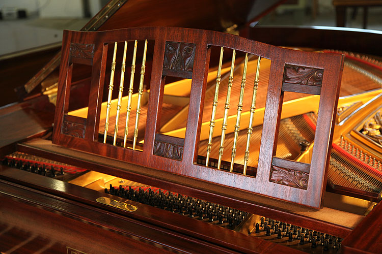 由荷兰建筑师 Pierre Joseph Hubert Cuypers 设计的伊巴赫艺术外壳三角钢琴。