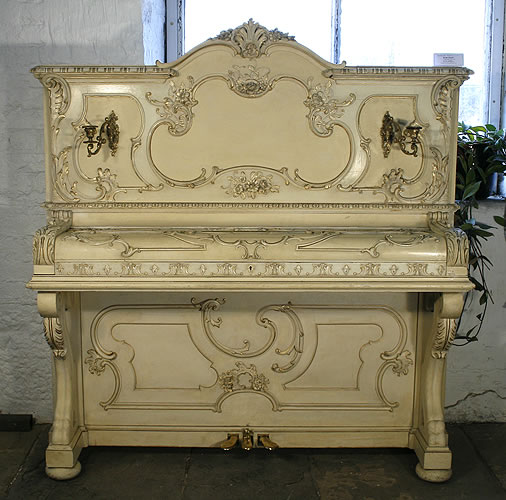 依巴赫（Ibach）立式鋼琴（已翻新），產於1903年，白色洛可哥風格外殼，鍍金裝飾，精美黃銅燭臺
