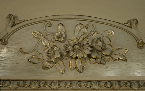 一架1903年的伊巴赫立式鋼琴，洛可哥風格的外殼，雕刻部分鍍有金邊。
