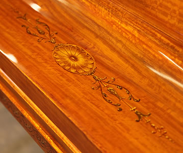 一架产于1911年拥有缎木外壳的施坦威 型号 O 三角钢琴，外壳拥有新古典主义风格的手绘。