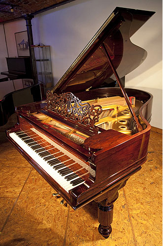 施坦威（Steinway）型号 A 三角钢琴（已翻新），产于1900年，镶嵌红木外壳