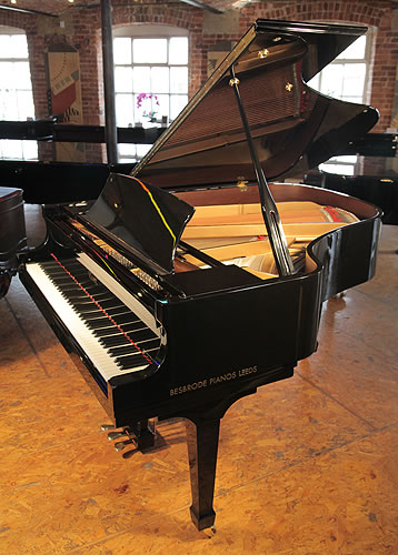 艾塞克斯（Essex）型號 EGP173 三角鋼琴，產於2008年，黑色外殼，黃銅配件，由施坦威（Steinway）設計，鋼琴擁有88個琴鍵和三個踏板。
