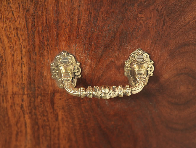 Bord piano ornate brass handles