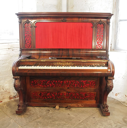 科勒（Collard Collard）立式钢琴，产于1850年左右，红木外壳，钢琴有精美雕花装饰，红色丝绸前面板，雕花琴腿，钢琴有82个琴键和两个踏板