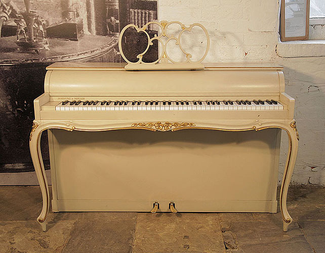 莫勒（Hornung and Moller）立式钢琴，产于1968年，路易十五洛可可风格外壳，外壳有金色的镶边，花朵和植物的造型，钢琴有曲线型琴腿，琴谱架为开放风格的镂空设计，钢琴有85个琴键和2个踏板，这是一个创始于1827年的丹麦品牌。