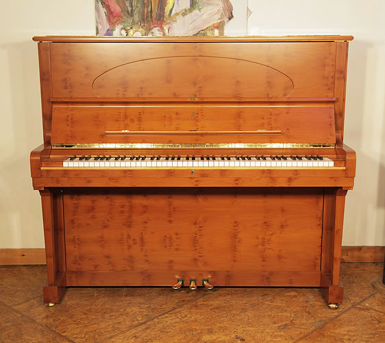 施坦威（Steinway）皇冠珠寶系列，型號 K 立式鋼琴，產於1999年，椴木外殼，88個琴鍵和3個踏板