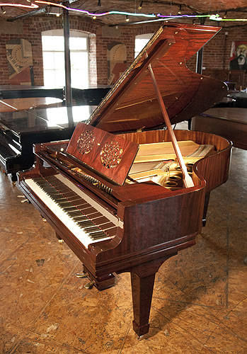 施坦威（Steinway）型號 O 三角古董鋼琴，產於1921年，已翻新，鋼琴有桃花心木外殼和雕花琴譜架，88個琴鍵和2個踏板 