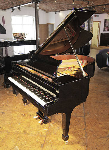 施坦威（Steinway）型号 O 三角钢琴，钢琴有黑色外壳和盾形琴腿，88个琴键和2个踏板