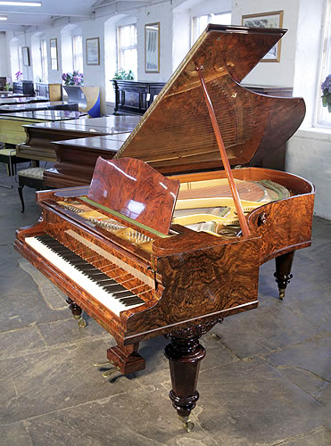 贝希斯坦（Bechstein）型号 V 三角古董钢琴，产于1882年，伯尔胡桃木外壳，圆形琴腿，钢琴有88个琴键和2个踏板
