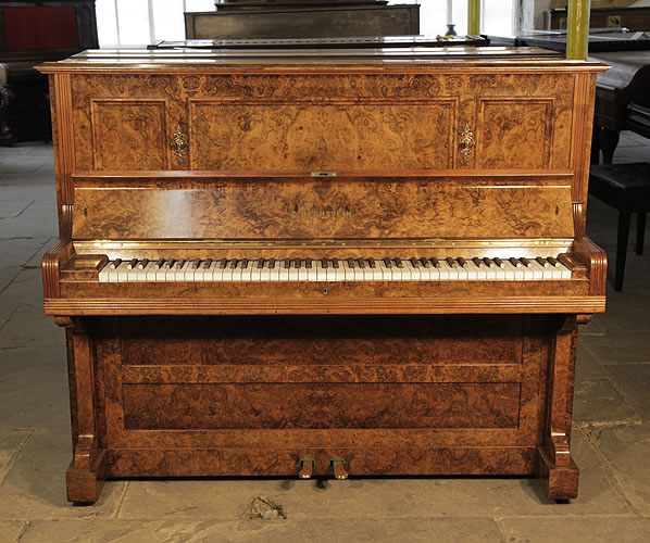 貝希斯坦（Bechstein）立式古董鋼琴，產於1913年，伯爾胡桃木外殼，鋼琴有88個琴鍵和2個踏板