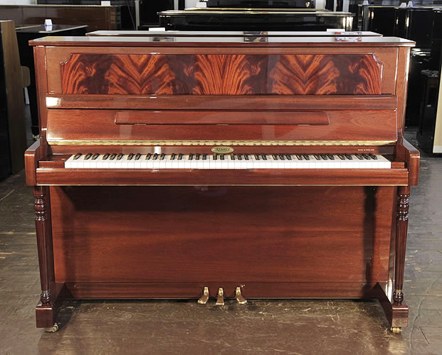  肯布尔（Kemble）立式钢琴，桃花心木外壳，精美图案，钢琴有88个琴键和3个踏板