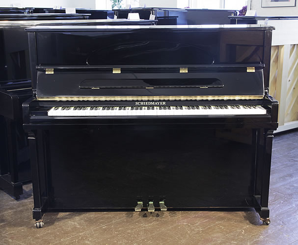 希德梅耶尔（Schiedmayer）立式钢琴，型号 E-118，黑色外壳，黄铜配饰，钢琴有88个琴键和3个踏板