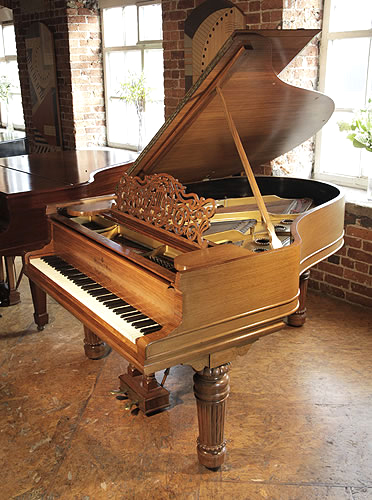 施坦威（Steinway）型號 A 三角鋼琴，產於1900年，胡桃木外殼，雕花琴譜架圓形琴腿，鋼琴有85個琴鍵和2個踏板 
