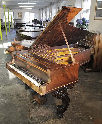 施坦威（Steinway）型号2三角古董钢琴，红木外壳，雕花琴谱架，黄铜配饰，曲线琴腿和踏板