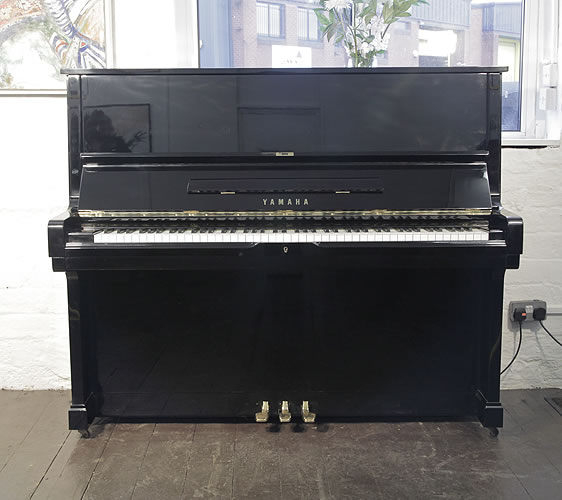 雅马哈（Yamaha）型号 U2 立式钢琴，产于1980年，黑色高亮抛光外壳，钢琴有88个琴键和3个踏板