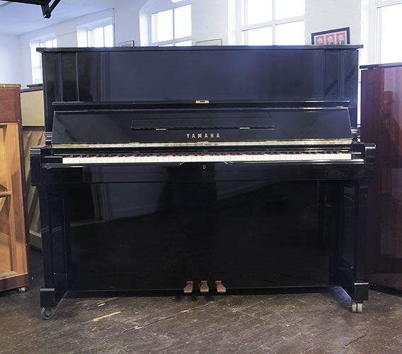 雅馬哈（Yamaha）型號 YUS 立式鋼琴，產於1981年，黑色高亮拋光外殼，鋼琴有88個琴鍵和3個踏板