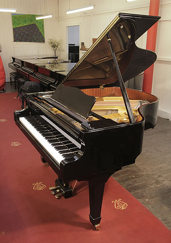 霍夫曼（Hoffmann）型號 V158 小三角鋼琴，黑色外殼，盾形琴腿，鋼琴有88個琴鍵和3個踏板