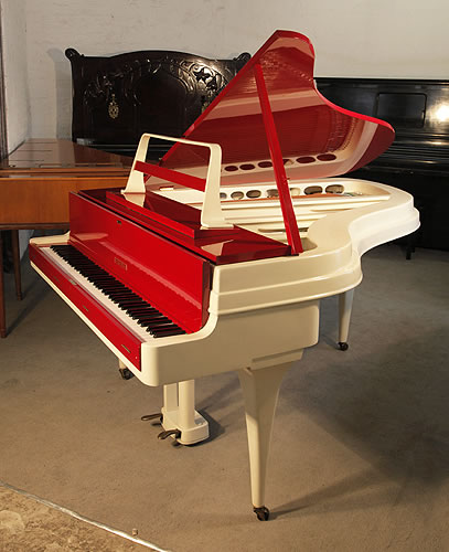 
瑞本（Rippen）三角钢琴，产于1959年，樱桃木色喷涂抛光，这架钢琴有简单的线条和琴谱架，锥形琴腿
