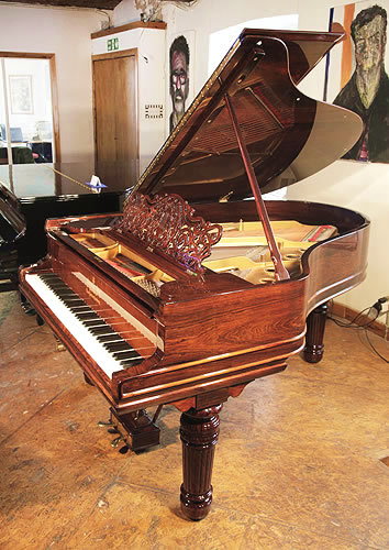 施坦威（Steinway）型号 A 三角钢琴，红木外壳，雕花琴谱架，钢琴有88个琴键和2个踏板