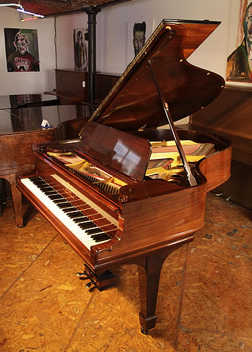 施坦威（Steinway）型號 O 三角鋼琴，產於1902年，紅木外殼，盾形琴腿，鋼琴有88個琴鍵和2個踏板