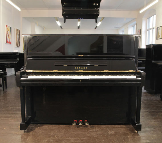 雅馬哈（Yamaha）型號 U1 立式鋼琴，產於1998年，黑色高亮拋光外殼，鋼琴有88個琴鍵和3個踏板