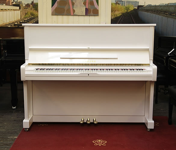 雅马哈（Yamaha）型号 U1A 立式钢琴，产于1986年，白色高亮抛光外壳，钢琴有88个琴键和3个踏板 