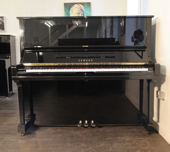 雅马哈（Yamaha）型号 U3 立式钢琴，产于1972年，黑色高亮抛光外壳，钢琴有88个琴键和3个踏板