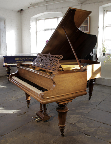   
贝希斯坦（Bechstein）型号 V 三角古董钢琴，产于1900年，尔胡桃木外壳，圆形琴腿，圆形琴腿，钢琴有88个琴键和2个踏板 
