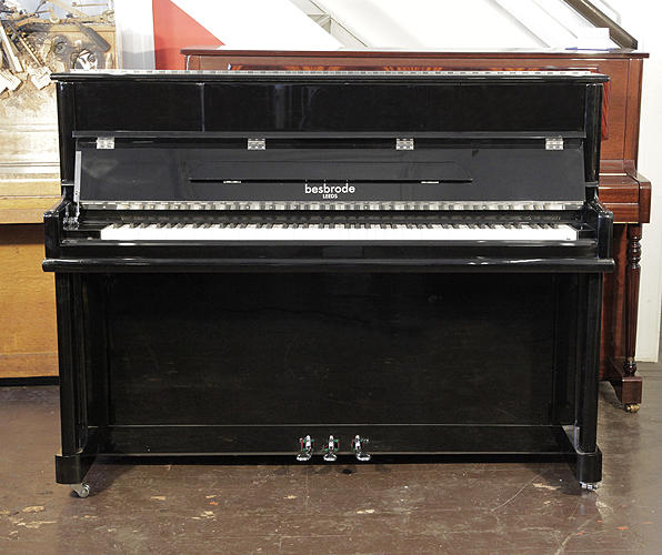 柏斯布羅德（Besbrode）全新立式鋼琴，型號 SU112 黑色外殼，鉻配飾，鋼琴有自動緩降系統，88個琴鍵和3個踏板
