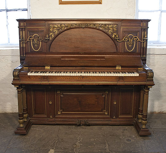  埃拉德（Erard）立式钢琴，产于1892年，文艺复兴风格，琴身有古罗马风格立柱、花环。钢琴有88个琴键和2个踏板