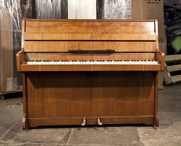 摩爾（More and More）立式鋼琴，胡桃木外殼黃銅配飾，鋼琴有88個琴鍵和2個踏板 
