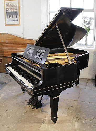 施坦威（Steinway）型號 A 三角鋼琴，產於1914年，黑色外殼，盾形琴腿，雕花琴譜架，鋼琴有88個琴鍵和3個踏板