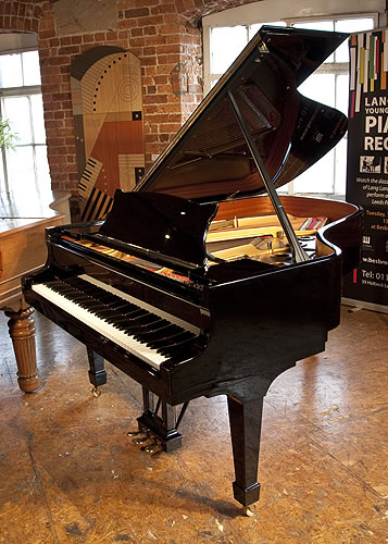 施坦威（Steinway）型号 A 三角钢琴，产于2003年，黑色外壳，盾形琴腿，钢琴有88个琴键和3个踏板