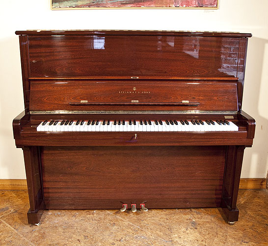  施坦威（Steinway）型号 K 立式钢琴，产于1985年，高亮抛光桃花心木外壳，，钢琴有88个琴键和3个踏板 