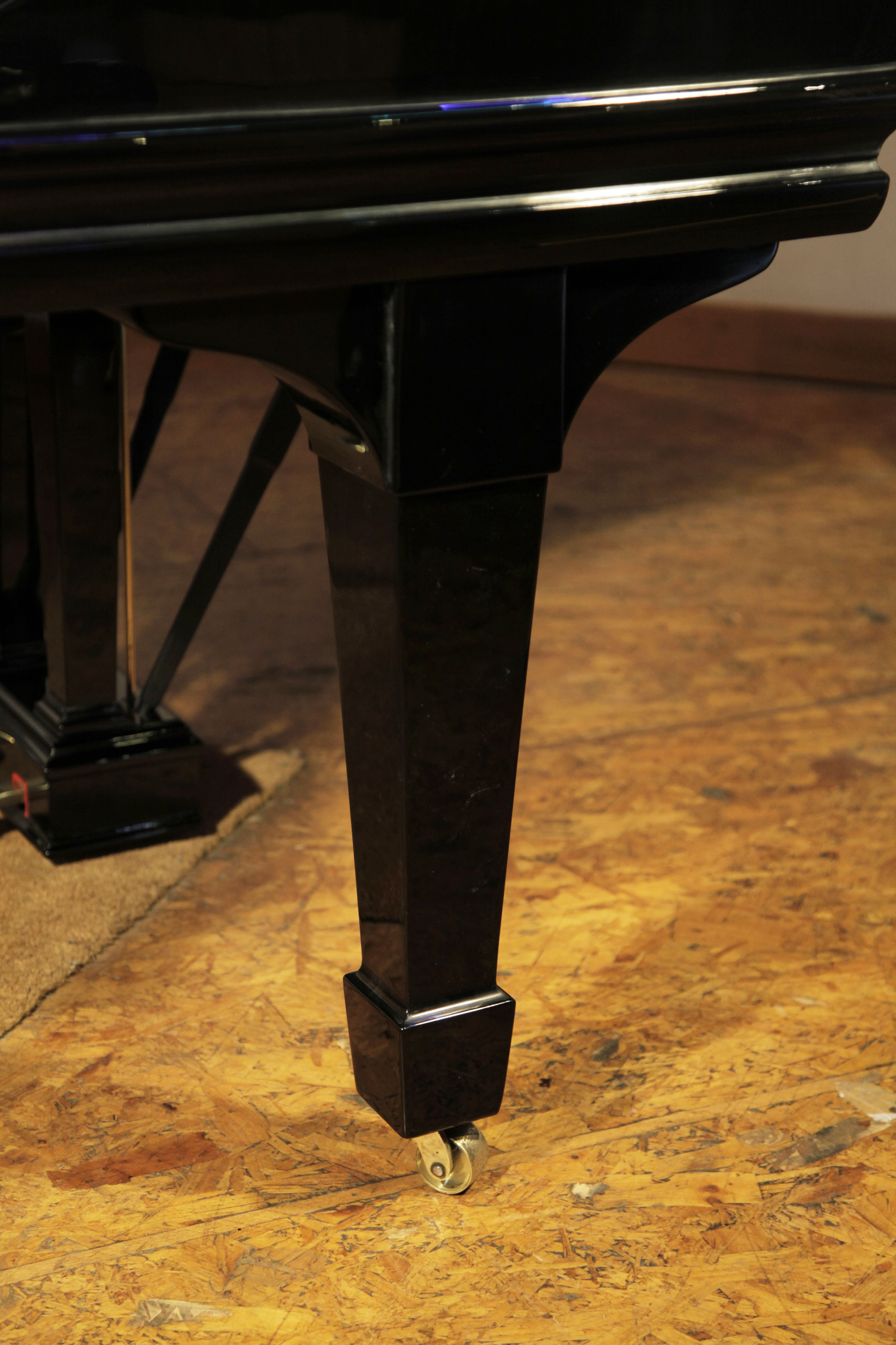 Steinway  Model O  spade piano leg. We are looking for Steinway pianos any age or condition.