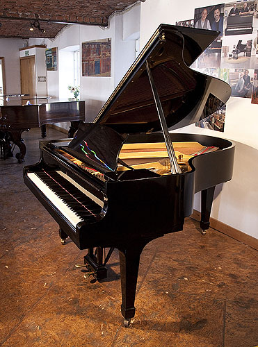施坦威（Steinway）型号 O 三角钢琴，产于1952年，黑色外壳，盾形琴腿，钢琴有88个琴键和2个踏板