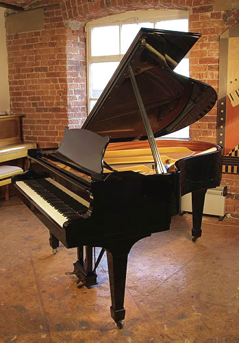 施坦威（Steinway）型号 O 三角钢琴，产于1974年，黑色外壳，盾形琴腿，钢琴有88个琴键和2个踏板
