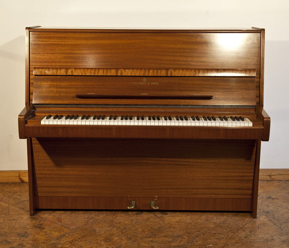  施坦威（Steinway）型号 V 立式钢琴，产于1975年，高亮抛光桃花心木外壳，钢琴有88个琴键和2个踏板